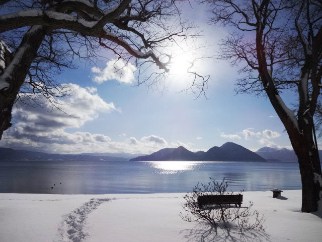 冬の洞爺湖: 北海道 洞爺湖のほとりで